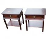 Par de mesas de cabeceira em madeira maciça, com gaveta frontal e prateleira inferior, apoiadas sobre pés levemente curvos. Apresentando sinais de uso e necessitando leve lustro.Medidas: 52 X 48 x 35 cm cada