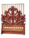 Cama de casal em madeira maciça, com cabeceira ricamente entalhada em motivos florais e volutas, de estilo clássico. Estrutura robusta, apresentando sinais de uso compatíveis com o tempo. Medidas: 1,50 x 176 x 191 cm