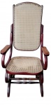 Cadeira de balanço estilo austríaco (Thonet), em madeira curvada, com encosto alto e assento em palhinha sintética. Peça elegante, confortável e em bom estado de conservação, apresentando sinais naturais do tempo. Medidas: 110 x 57 x 47 cm.