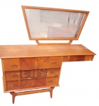 Penteadeira anos 50 em madeira com acabamento em lâmina, composta por quatro gavetas e espelho original articulado. Peça de linhas elegantes. Medidas: 1,40 x 45 x 1,30 m (com espelho). Apresentando desgastes no folheado, necessitando restauração.