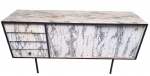 Buffet anos 50/60 em fórmica branca marmorizada com detalhes em preto, composto por gavetas e portas de correr. Peça de linhas modernas, com pés metálicos, apresentando sinais de uso e necessitando lustrar na parte interna. Medidas: 1,63 x 46 x 80 cm.