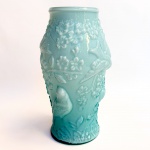 Vaso em vidro opalinado dos anos 50 na tonalidade azul, decorado com pássaros e flores em relevo. Med 26 cm altura.