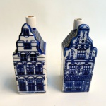 BLUE DELFT HOLLAND - Duas miniaturas de garrafas colecionáveis em porcelana, inspiradas nas casas do Canal de Amsterdã. Uma lacrada com bebida dentro. Med 11,5 x 4,5 x 5 cm.