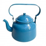 Grande e antiga chaleira em Ágata esmaltada na tonalidade azul. Med 25 x 28 cm.