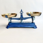 Antiga balança da marca RAMUSA com capacidade para 2 Kg, pratos originais em bronze. Med 36,5 x 18 cm