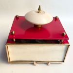 Raro ventilador de mesa com iluminação da década de 50. Feito em chapa com detalhes em metal amarelo polido. Med 21,5 x 22 x 16,5 cm.