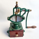 Moedor de café da Fundição Progresso, todo em ferro com gaveta e punho em madeira, modelo 01.  Med 38 cm x 23 cm, funcionando, mas sem garantias.