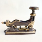 Grampeador americano da década de 1940. Sure Shot. Cerca de 23cm de comprimento, funcionando.