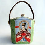 SATSUMA - Antiga biscoiteira em porcelana japonesa com rica policromia em relevo. Med 14 cm altura (sem a alça) x 11 cm.