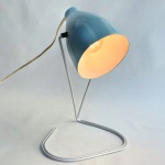 Antiga luminária de mesa da década de 50, cúpula em metal pintada em azul e base branca. Cúpula com ajuste de angulação. Funcionando. Med 26 cm.