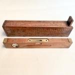 Ferramenta antiga: Nível em madeira e bronze da Eberle. Acondicionado em caixa original, cerca de 26cm.