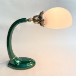 Luminária de mesa estilo Art Déco em metal com pintura na tonalidade verde com cúpula em vidro opalinado branco e guarnições em bronze. Funcionando. Med 36 x 36 cm.