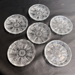 Conjunto de seis petisqueiras em demi cristal, decoradas com lapidação de sulcos e estrelas.Med 13 cm diâmetro e 2 cm altura.