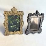 Dois porta retratos antigos, sendo um em bronze e outro em pewter com decoração estilo Rocaille. Med 32 x 23,5 cm e 19 x 22 cm.