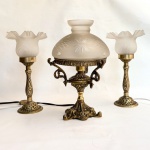 Trio de abajures em bronze para uma lâmpada com cúpula em vidro fosco. Funcionando. Med 35 cm e 31 cm.