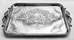 EBERLE - Grande bandeja em metal espessurado a prata. Galeria central com cena galante, bordas decoradas e alças em florões. Med 60 x 37 cm.