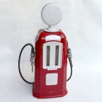 Dispenser para bebidas (2 reservatórios separados) em forma de bomba de gasolina vintage. Da prestigiada marca Imaginarium. Muito bom estado, cerca de 50cm de altura.