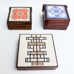 Lote com três caixas porta joias em madeira nobre com tampa em azulejo decorado. Década de 60.Med 16 x 5 cm, 13 x 8 cm, 13 x 6 cm.