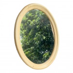 Espelho oval com moldura em madeira nobre pintado de bege. Med 64 x 47 cm.
