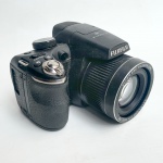 Máquina fotográfica Fujifilm, 14MP, acompanham cartões e bolsa. Funcionando até o momento, sem garantias futuras.