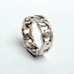 Anel estilo Aliança produzido em prata de lei  em elos no formato de corrente. Aro 22. Peso 8.2 g.