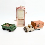 Brinquedo Antigo - Lote com rara bomba de gasolina ESSO da marca ESTRELA, caminhão de lata e plástico da marca BANESA e caminhão de tropa da marca Matchbox.
