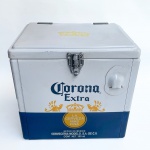 Cooler da cerveja mexicana Corona Extra, todo em metal, feito no México. Medido 33x26x21.