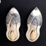 Grande Brinco em prata de lei no formato orgânico com detalhe em marfim. Med 5 cm.