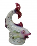 Escultura decorativa em porcelana representando peixe, com esmaltação policromada e detalhes dourados. Medidas: 24 x 10 cm.