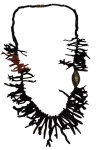 Colar em coral em formato de galhos, predominantemente em tonalidade escura, com detalhe em coral vermelho e fecho em metal. Peça de forte efeito visual e design orgânico. Comprimento: 47 cm.