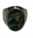 Anel em prata com aplicação de madrepérola (abalone) em tonalidade iridescente, apresentando nuances em verde e azul. Aro: 21. Peso: 6,9 g.