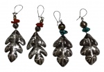 Dois pares de brincos em prata, em formato de folha, com aplicações de pedras em tonalidades de coral e turquesa. Peças de estilo étnico. Medidas: 6 x 2 cm. Peso total: 10 g.