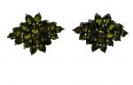 Par de brincos em prata com pedras verdes lapidadas, dispostas em composição floral. Medidas: 2,5 x 1,4 cm. Peso: 7,8 g.