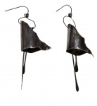 Par de brincos em prata, com design contemporâneo e formas orgânicas. Modelo alongado com movimento, de estética moderna e autoral. Medidas: 8 x 2 cm. Peso: 6,6 g.