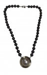 Colar com contas escuras e fecho em prata, com pingente em prata contendo pérola central de destaque e detalhe em ouro. Comprimento: 43 cm.