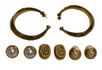 Lote contendo 4 pares de brincos de bijuteria em metal dourado, com diferentes modelos, incluindo peças com pérola sintética e dois pares de pressão.