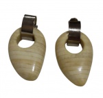 Par de brinco de pressão em Marfim com metal. Med:5,5x3 cm.