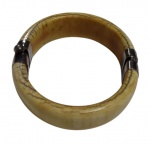 Bracelete de Marfim com guarnições em prata. Medindo:7,5 cm.