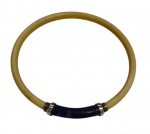 Pulseira rígida em marfim , com acabamento liso, adornada por detalhe central em azul profundo e terminais em prata. Medindo; 8 cm.