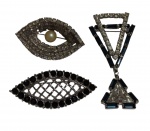 Bijuteria  Três broches em metal prateado, com designs distintos e elegantes. As peças apresentam aplicações de strass e elementos decorativos variados, incluindo composição geométrica e motivo vazado, destacando-se pelo brilho e sofisticação. Medidas: 4,3 x 2,6 cm / 5 x 2 cm / 6 x 3 cm.