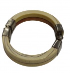 Bracelete em Marfim com guarnições em prata. Medindo; :7,5 cm de diâmetro.
