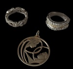 Conjunto em prata composto por dois anéis e um pingente, apresentando estilos distintos. Peso total: 17,5 g