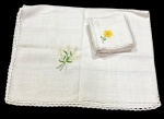 Toalha de mesa e guardanapos coordenados, em linho, com bordados florais em tons suaves de verde e amarelo. Apresenta acabamento com bico em crochê/entremeio vazado. Medidas da toalha: 1,02 x 1,32 m.