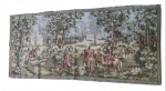 Tapeçaria Gobelin ricamente trabalhada com cena campestre de inspiração europeia, retratando personagens em trajes de época, cavalos e paisagem arborizada. Medidas: 150 x 69 cm.