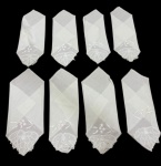Elegante lote composto por 10 jogos americanos e 8 guardanapos na cor branca, ricamente trabalhados com bordados delicados e aplicações de renda nas extremidades. Medidas dos jogos americanos: 32 x 49 cm. Medidas dos guardanapos: 29 x 29 cm.