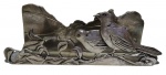Antigo porta guardanapos em metal espessurado à prata, ricamente trabalhado em relevo com representação de aves pousadas entre ramos e folhagens. Medidas: 17,5 x 3,5 x 6 cm.