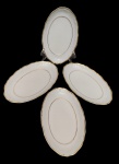 Real. Quatro pequenas travessas/ espinheiras em porcelana nacional, esmaltada na cor branca filetes em ouro. Manufatura no verso. Em ótimo estado. Medindo: 21,5 x 13,4 cm