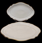 Mauá. Duas travessas em porcelana nacional, esmaltada na cor branca filetes em ouro. Manufatura no verso. Em ótimo estado. Medindo: 39 x 27 x 3,5 cm e  33,5 x 23 x 3,5 cm.
