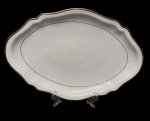 Mauá. Travessa em porcelana nacional, esmaltada na cor branca filetes em ouro. Manufatura no verso. Em ótimo estado. Medindo: 44 x 30 cm.