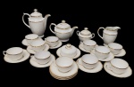 Real. Aparelho de chá em porcelana nacional esmaltada na cor branca, com bordas onduladas e filetes em ouro, composto por bule de chá, bule de café, açucareiro, leiteira, manteigueira, 11 xícaras e 13 pires. Apresenta marca de manufatura no verso. Medidas: bule maior 22 x 21 x 13 cm; bule menor 16 x 21,5 x 15 cm; açucareiro 12 x 13 x 10 cm; leiteira 13,5 x 14 x 9 cm; manteigueira 9 x 16 cm. Em ótimo estado de conservação, apresentando apenas discretíssimo bicado na borda do bule maior.